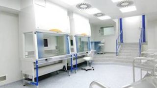 Dass sich diese Herstellräume für die Zytostatika in Reinraum-Qualität in einem 200 Jahre alten Fachwerkhaus befinden ist kaum zu glauben.  Bild: Ratsapotheke Uslar (Archiv: Vogel Business Media)