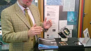 Erleichterung und Freude nach dem Start: Prof. Klaus Schilling, unter dessen Leitung der Pico-Satellit UWE-3 am Lehrstuhl Informatik VII: Robotik & Telematik der Universität Würzburg entwickelt wurde. (Bild: konstruktionspraxis/Jan Vollmuth)