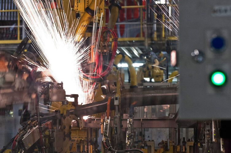 Anschließend werden die Teile zu Rohkarosserien zusammengefügt und verschweißt. (Foto: Kia)