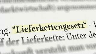 lieferkettengesetz-im-buch-mit-textmarker-stockpack-adobe-stock-scaled (Quelle: N. Theiss - Adobe Stock)