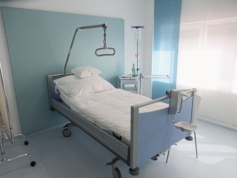 In Ophardt’s showroom in Issum: hospital bed with dispenser system. (Frauke Finus)