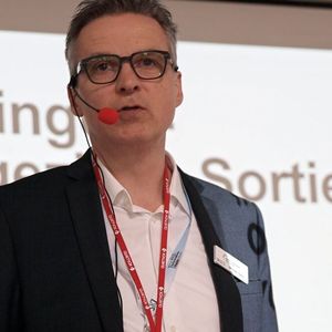 In seiner Keynote auf der großen Bühne gab Michael Tesch vom Kunststoffinstitut Lüdenscheid unter dem Titel „Plastik-Bingo oder das gezielte Sortieren von Stoffströmen – Von der Entsorgungsperspektive hin zur Ressourcennutzung“ einen Überblick über Entwicklungen im Wandel zur zirkulären Wirtschaft.(Bild:  Maschinenmarkt/rw)