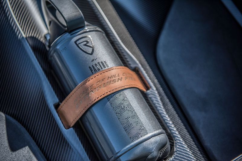 Für Fahrer, die über die Leistungsgrenze des Fahrzeugs hinaus gehen, liegt ein Feuerlöscher im Kofferraum bereit. (Bild: Rimac)