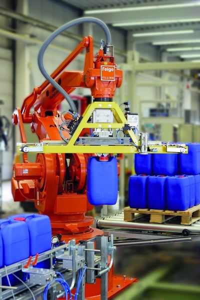 Industrieroboter mit Kombinationswerkzeug für das Palettieren von Kanistern und das Handling von Paletten. (Archiv: Vogel Business Media)