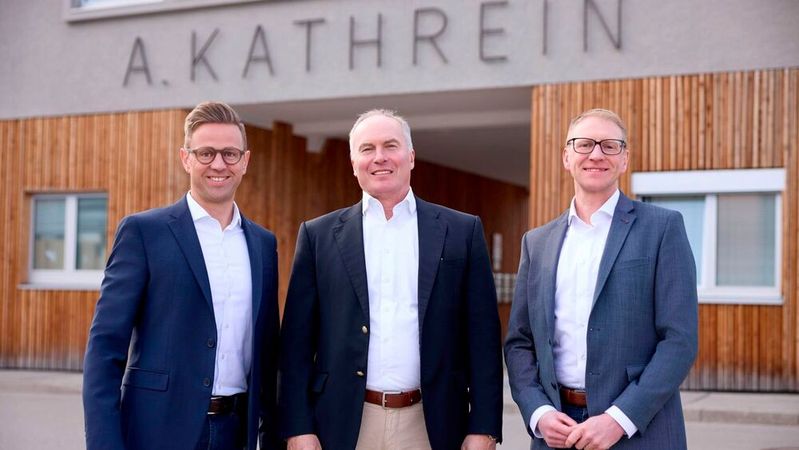 Aufbruchsstimmung in Rosenheim: Andreas Wimmer, Sven Melzer und Michael Auer (v. l.) stehen für den Neustart von Kathrein Digital Systems – mit Zuversicht, klarer Strategie und dem gemeinsamen Anspruch, die Marke wieder nach vorne zu bringen.(Bild:  Kathrein)