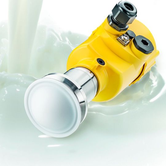 In die hohe Messfrequenz von 80 GHz und die dadurch bessere Fokussierung und höhere Auflösung des Messsignals setzte Tirol Milch große Hoffnung - mit Recht!(Bild:  Vega Grieshaber)