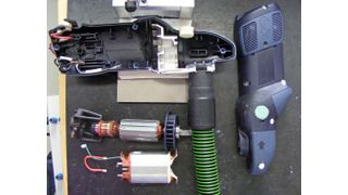 Bild 1: Wicklungsversuchseinrichtung demontiert. Von oben: Gehäuse, Anker mit Kohlenhalter und Lüfter sowie Wicklung mit geklebtem PTC-Sensor. (ESB Business School Reutlingen)