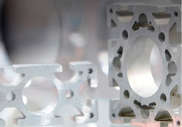 Mit dem sogenannten Critical Raw Materials Act will die EU die Abhängigkeit von strategischen Rohstoffen verringern. Doch dem Verband Aluminium Deutschland fiel jetzt auf, dass Aluminium wohl nicht dazugehört. Kann also sein, dass China bald wieder einen Grund zur Freude hat ...