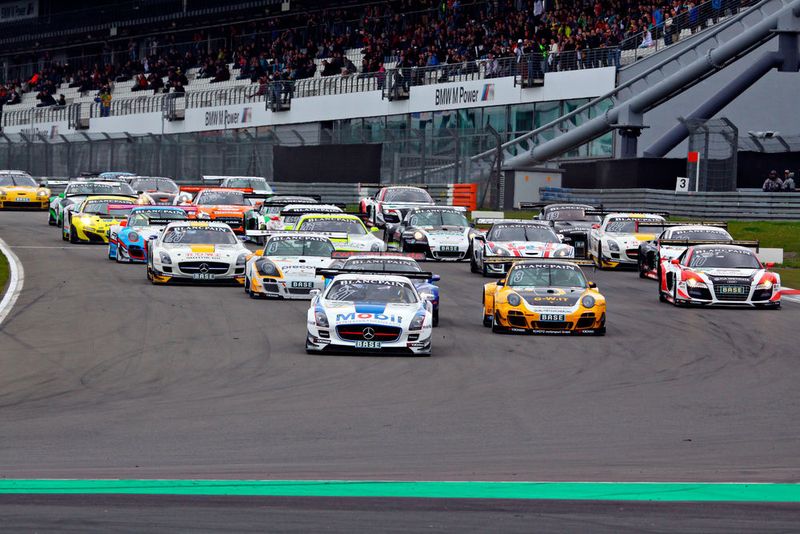 Das ADAC GT Masters gehört auf der Rennstrecke in der Eifel zu einem der Publikumsmagneten. (Foto: Manfred Muhr)