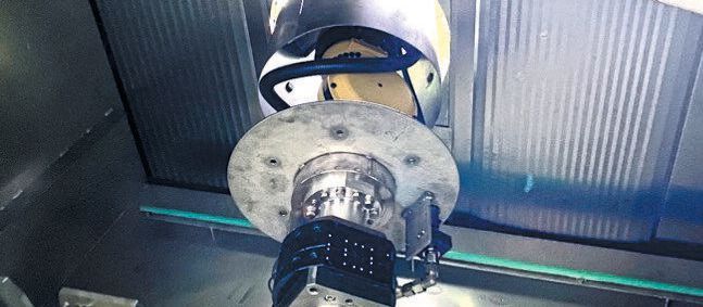 Hema hat die Faltenbälge im Außenrahmen etwas hochgesetzt. Dadurch hat der Roboterarm der Reinigungsmaschine maximale Bewegungsfreiheit.(Bild:  Märkische Oberflächenanlagen- und Behälterbau GmbH)