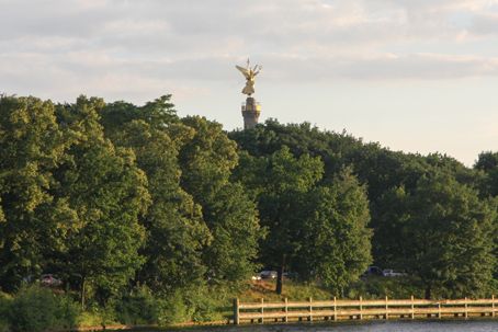 Darf bei keiner Stadtrundfahrt fehlen: die „Goldelse“ an der Straße des 17. Juni. (Archiv: Vogel Business Media)