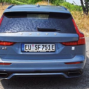 Defenitiv eigenständig in Sachen Design ist auch das Heck des V60. Besonderes Bonbon der Polestar-Version sind schwarz verchromte, trapezförmige Auspuffendrohre.(Bild:  Mauritz / »kfz-betrieb«)
