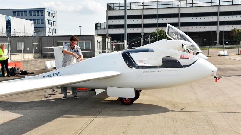 Die HY4 ist weltweit das erste viersitzige Passagierflugzeug, das allein mit einem Wasserstoffbrennstoffzellen-Batterie-System angetrieben wird.  (DLR)