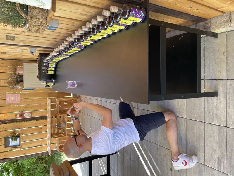 Limited Edition, Maciej ist mega stolz auf den selbst gebrannten Gin. (IT-BUSINESS)