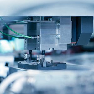 In-Prozess-Kontrolle der aufgewendeten Verstemmkraft bei der Montage der Schaltwippe bei Feller.