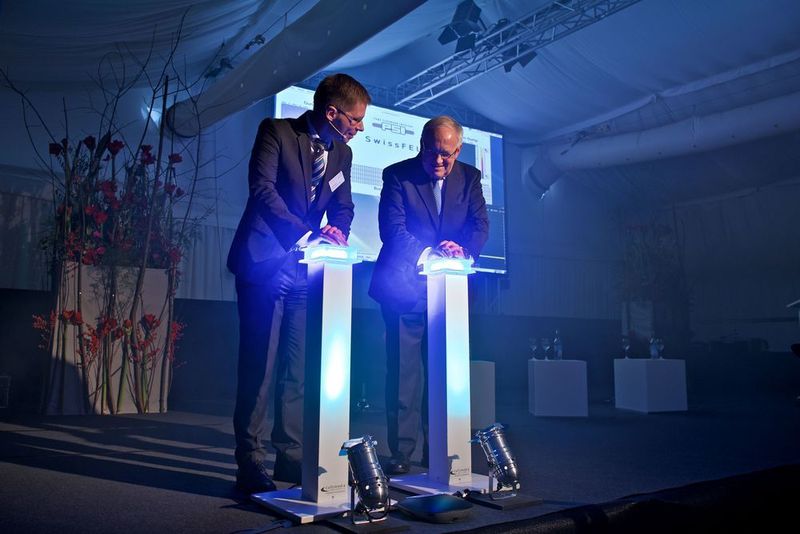 Federal Councillor Johann Schneider-Ammann and PSI Director Joël Mesot push the red buttons. (Paul Scherrer Institute)