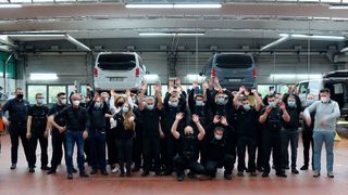 Große Freude in Gießen: Erstmals schafft es Neils & Kraft auf das Siegertreppechen beim Service Award. (Bild: Rosenow/»kfz-betrieb«)