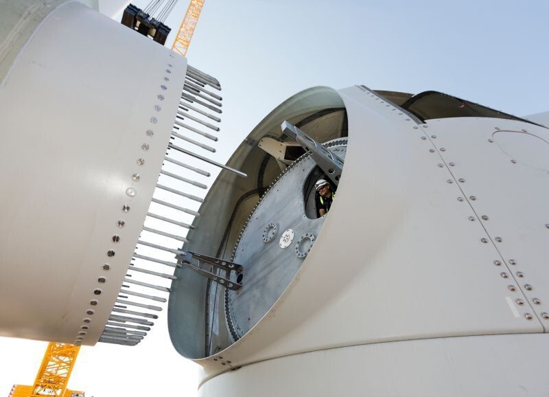 Der erste Prototyp der Weltrekord-Windturbine auf dem Weg durch Dänemark, bei Aufbau und Tests (Siemens)