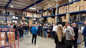 Die Eurogarant Werkstattimpulse bieten den Teilnehmern besondere Einblicke. In Friedberg besuchte man das EFA-Logistikzentrum. (Bild: Otto - VCG)