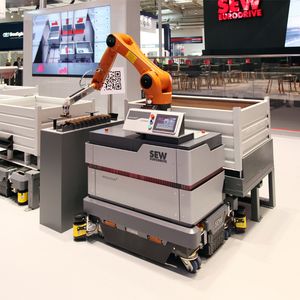 SEW-Eurodrive hat den mobilen Handlingsassistenten erstmals auf der Hannover Messe 2015 gezeigt.