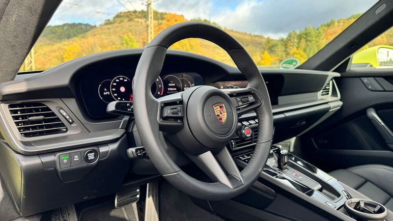 Aufgeräumtes Cockpit mit klarer Struktur – auch nach sechs Jahren wirkt das Design nicht angestaubt. (Bild: Schreiner – VCG)