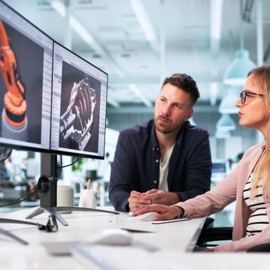 Technisches Verständnis entsteht durch Ausprobieren, Anpassen und erneutes Testen. Wird der Takt jedoch von externen Prozessen bestimmt, verlangsamen sich diese Lernzyklen spürbar.  (Bild:  Andrey Popov/stock.adobe.com)