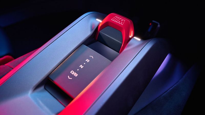 … zum Beispiel an Gangwahlschalter, Schaltwippen und digitalen Anzeigen. (Bild: BMW)