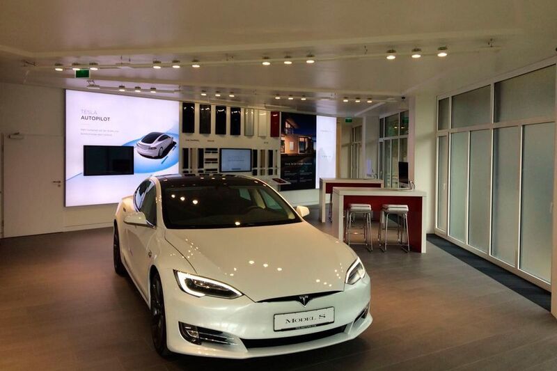 Autos gibt es im neuen Tesla-Store natürlich auch zu kaufen. (Tesla)