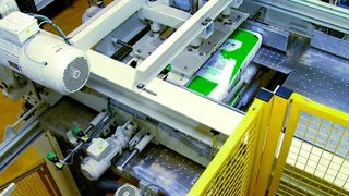 Der sich von der Lagen-Mittellinie aus nach zwei Seiten öffnende belüftete Ladeschieber in extrem flacher Bauart ist eines der Kennzeichen der PLS-Palettierer für schwieriges Sackgut. Bild: Möllers (Archiv: Vogel Business Media)