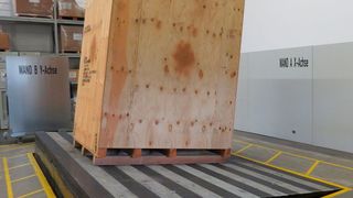 Feiert Messepremiere zur Fachpack 2018: die Schwerpunktwaage 3D 5000 von DEW, hier bei der Messung des Flächenschwerpunktes in Schräglage.. (DEW)