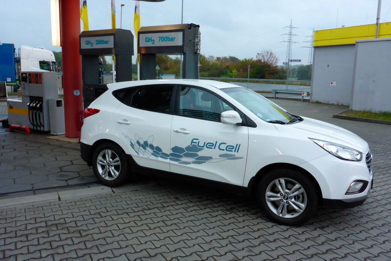 Wer heute schon ein Brennstoffzellenauto kaufen möchte, wird bei Hyundai fündig. Der ix35 war 2015 der erste Großserienwagen mit Brennstoffzellenantrieb im freien Verkauf in Deutschland. (Schmidt/»kfz-betrieb«)