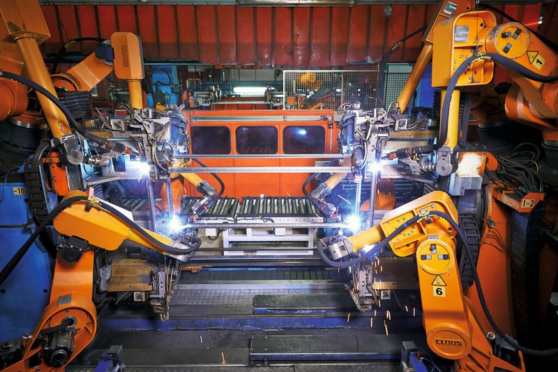 Die verkettete Anlage besteht aus insgesamt 15 Robotern und ist von grosser Bedeutung für die gesamte Fertigung. (Bild: Cloos)
