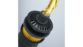 Der neue Ölfilter „Blue.on“ von Hengst feiert auf der IAA seine Weltpremiere. Er lässt sich auf herkömmliche Anschraubfilter-Schnittstellen anbringen. (Hengst)