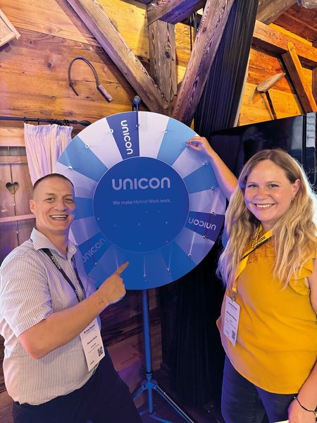 Patrick Davis (l., Arrrow) und Michaela Ebeling (Unicon) drehen auch gerne am Glücksrad. (Bild: Vogel IT-Medien GmbH)