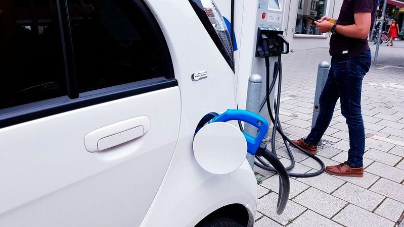 Ab 2026 erhalten Käufer neuer Elektrofahrzeuge wieder eine Förderung vom Staat, sofern ihr jährliches Haushaltseinkommen nicht 80.000 Euro übersteigt. Die Branche kritisiert, dass gebrauchte E-Autos davon nicht profitieren. (Bild:  frei lizenziert /  Pixabay)