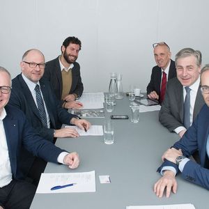 Der Schweizer Maschinenmarkt lud zum runden Tisch vier Gesprächspartner aus Wirtschaft und Ökonomie nach Zürich ein. Das Thema: Werkplatz Schweiz - quo vadis? Urs Berner (CEO Urma AG), Peter Dietrich (Direktor Swissmem), Oliver Müller (Direktor Swissmechanic) und Klaus Wellershoff (VR Wellershoff & Partner Ltd) über fehlende Investitionen, optimale Rahmenbedingungen und Trends in der MEM-Branche.