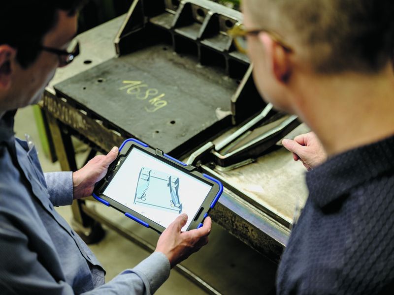 Ein weiteres schönes Beispiel für den erfolgreichen Einsatz von KI in der Entwicklung ist der Schwermetallhersteller Claudius Peters. Das Unternehmen hat den Generativen-Design-Ansatz mit traditionellen Fertigungsmethoden kombiniert. Daraus resultierte eine Komponente, die deutlich leichter ist als der Vorgänger. (Image courtesy of Claudius Peters)