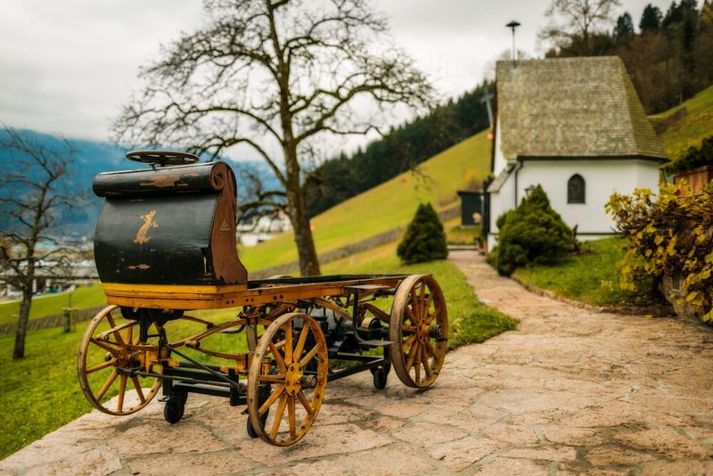 Lohner hatte erkannt, dass das Zeitalter der Pferdekutsche zu Ende ging und plante die Produktion von Benzin- und Elektrofahrzeugen: Die Vereinigte Elektrizitäts AG, vormals B. Egger & Co., und die Lohner-Werke begannen 1897 mit der Produktion von Automobilen.  (Dr. Ing. h.c. F. Porsche AG)
