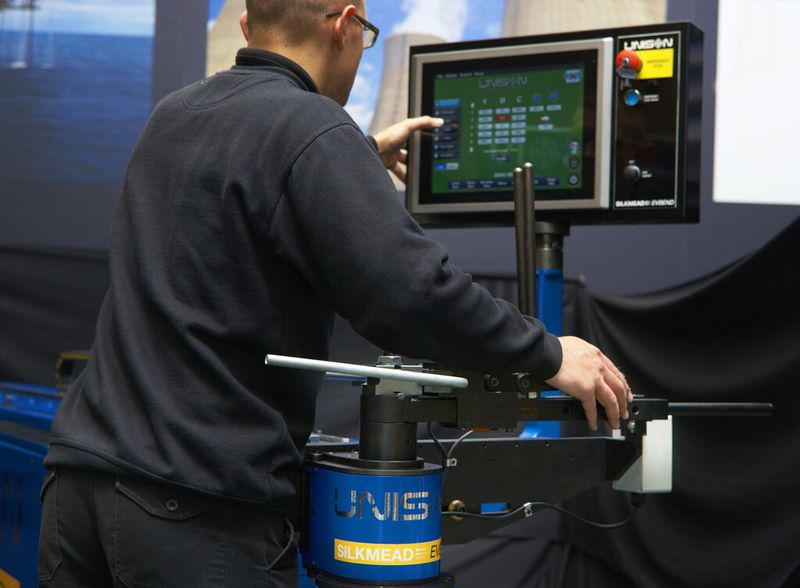 Bild 3: Die Rohrbiegemaschine kann die Kosten von Kleinserien, Prototypen, und reparieren oder Reverse-Engineering stark reduzieren. (Bild: Unison)
