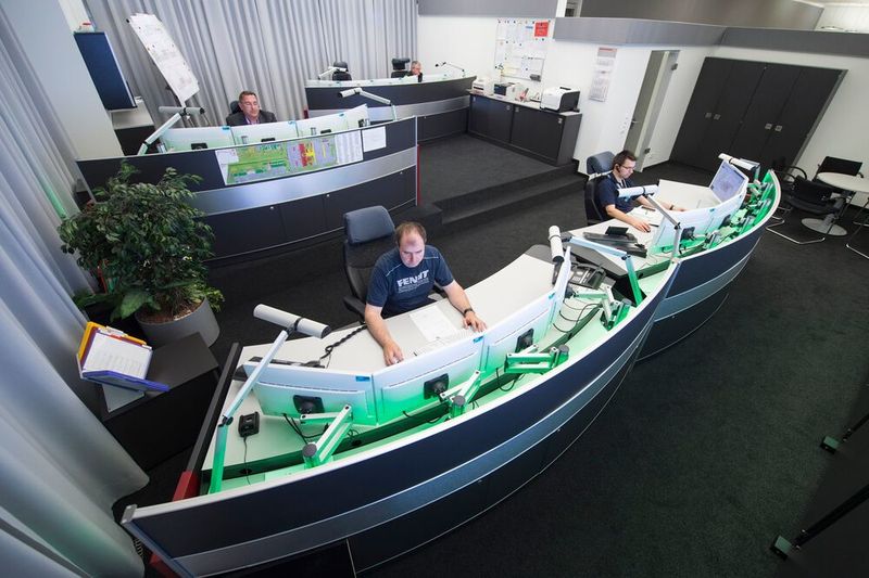 Mit der Ausführungsplanung sowie mit der Realisierung des Projekts wurde Jungmann Systemtechnik (JST) beauftragt, die einen repräsentativen Kontrollraum mit fünf ergonomischen Arbeitsplätzen umsetzte. (Jungmann Systemtechnik)