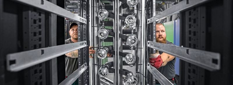 Wie kommt die Kühllösung ins Rechenzentrum? Wie wird sie in den Service eingebunden? Diese Praxisfragen sind hoch relevant für den Einsatz in großer Skalierung.(Bild:  Rittal)