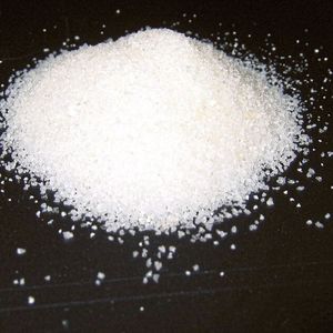 Superabsorber-Pulver: Diese "chemischen Kunststoffe" können ein vielfaches ihres Eigengewichts an polaren Flüssigkeiten (etwa Wasser) aufnehmen.