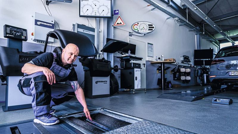 Der neue Bremsprüfstand „QB.4“ von Beissbarth soll die Bremsenprüfung schneller und einfacher machen.(Bild:  Beissbarth)