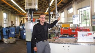 Frank Bungartz präsentiert die Chemiepumpe MPCHDryRun mit trockenlaufender, druckentlasteter Magnetkupplung, die sich am liebsten extremen Herausforderungen stellt.  (Bild: Bungartz)