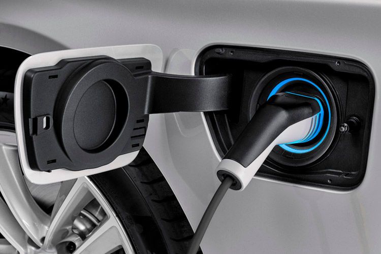 Die Oberklasse-Limousine gibt es künftig als Plug-in-Hybrid-Variante mit 326 PS. (Foto: BMW)