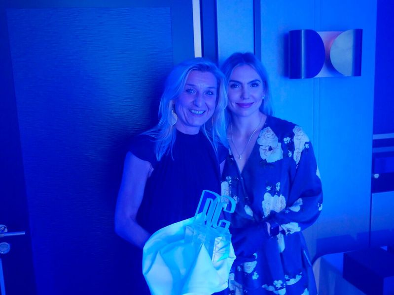 Marlene Stelmach (links) und Lydia Hundsdörfer freuten sich auf die Bekanntgabe der Award-Gewinner und die feierliche Übergabe der Trophäen. (Bild: Vogel IT-Medien GmbH)