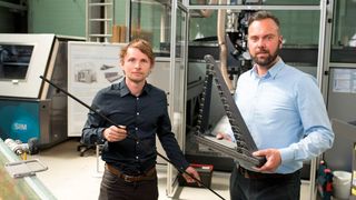 Geschlossener CFK-Materialkreislauf! Von rechts: Prof. Dr.-Ing. Holger Seidlitz und Jonas Krenz arbeiten mit der Global Enertec AG an einer neuartigen, energieeffizienten Recycling-Prozesskette für carbonfaserverstärkte Bauteile. (S. Rau)