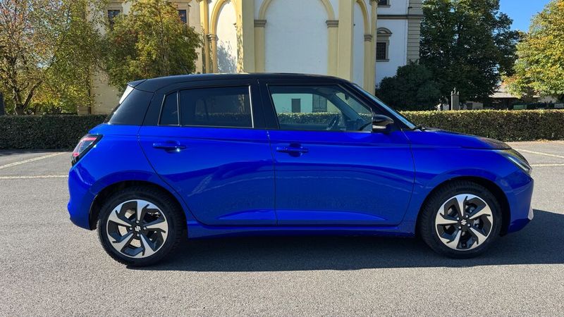 In der Farbe „Frontier Blue Pearl Metallic“ leuchtet der Swift in blau. Zusammen mit der schwarzen Dachfarbe kostet die Lackierung 1.180 Euro Aufpreis. (Bild: Achter – VCG)