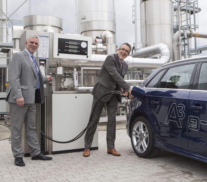 Die größte industrielle Power-to-Gas Anlage ist gestern in Werlte eingeweiht worden. Heinz Hollwerger (re.), Leiter Entwicklung Gesamtfahrzeuge bei Audi, und Jochen Flasbarth (li.), Präsident Umweltbundesamt, freuen sich, dass der Audi A3 G-Tron zukünftig synthetisches Methan tanken kann. (Bild: Audi)