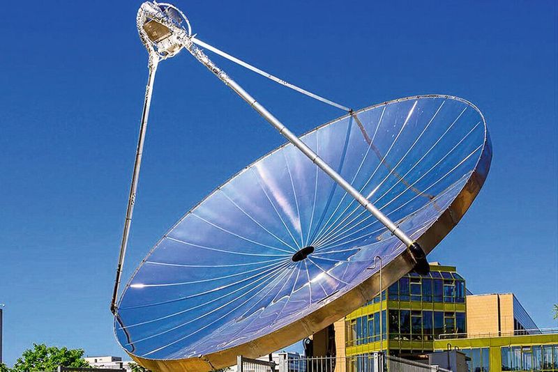 Bild 1: EPFL-Forscher haben einen Solarreaktor im Pilotmaßstab gebaut, der nicht nur Wasserstoff mit einer für seine Größe beispiellosen Effizienz erzeugt, sondern auch nutzbare Wärme und Sauerstoff. (Bild:  LRESE EPFL)